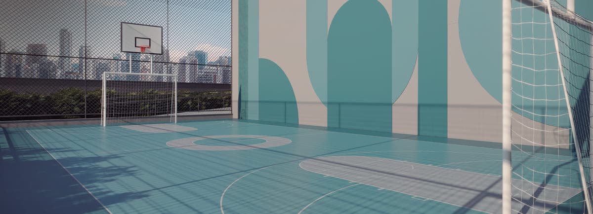Quadra poliesportiva com gol, tabela de basquete e tela, com a cidade ao fundo