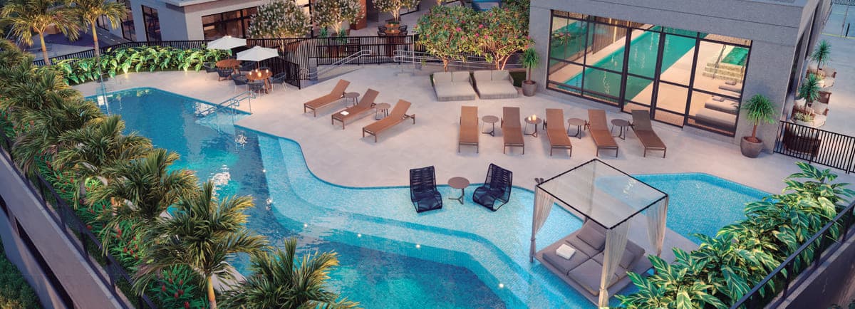 Vista superior do deck com piscina externa, espreguiçadeiras, cabana com cortinas e jardim