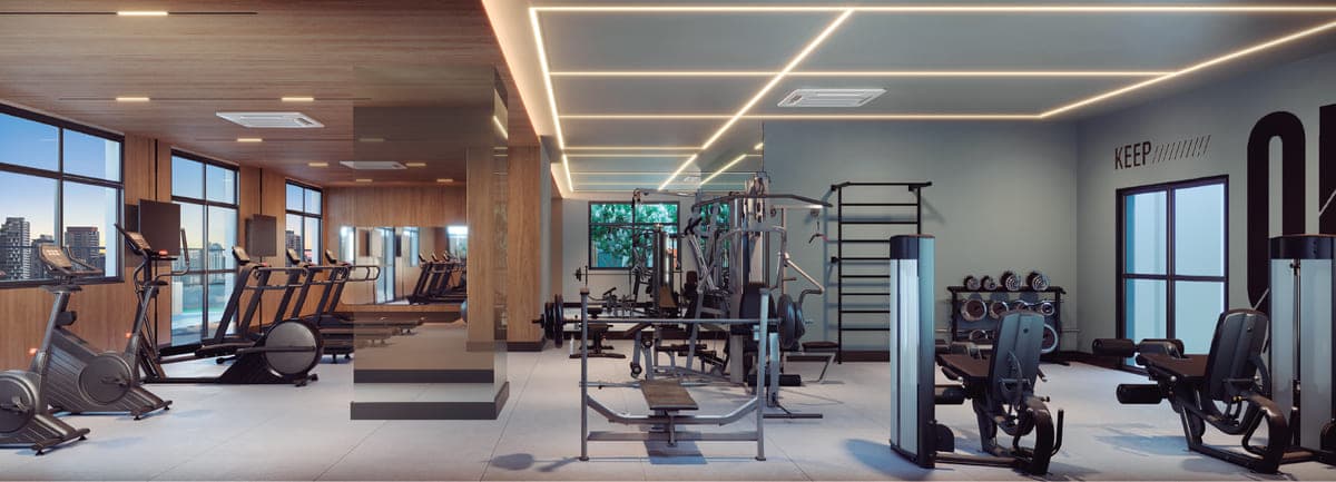 Academia com esteiras, bicicletas ergométricas, estação de musculação e halteres